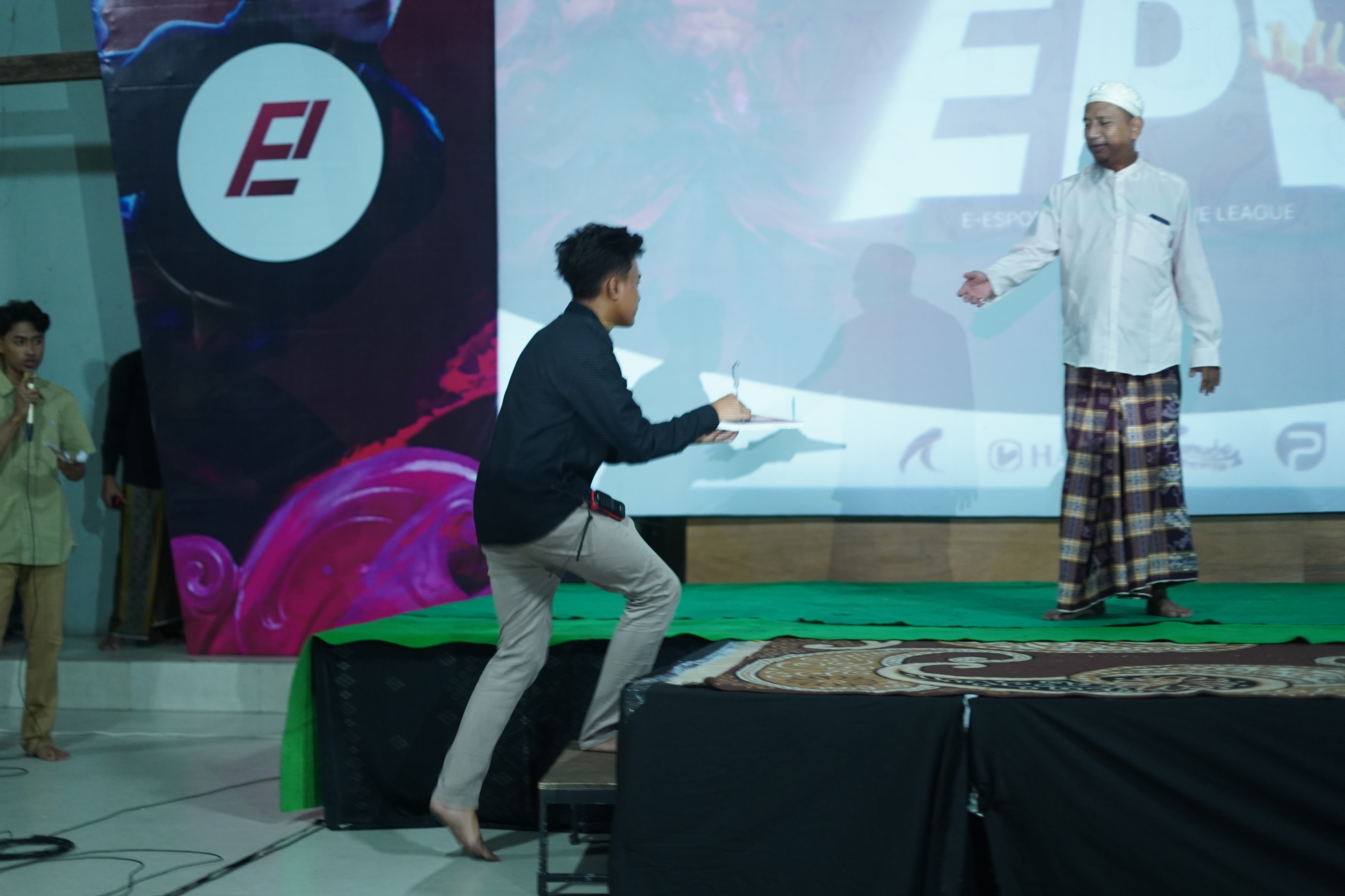 Penyerahan Piala pada Gus Aria